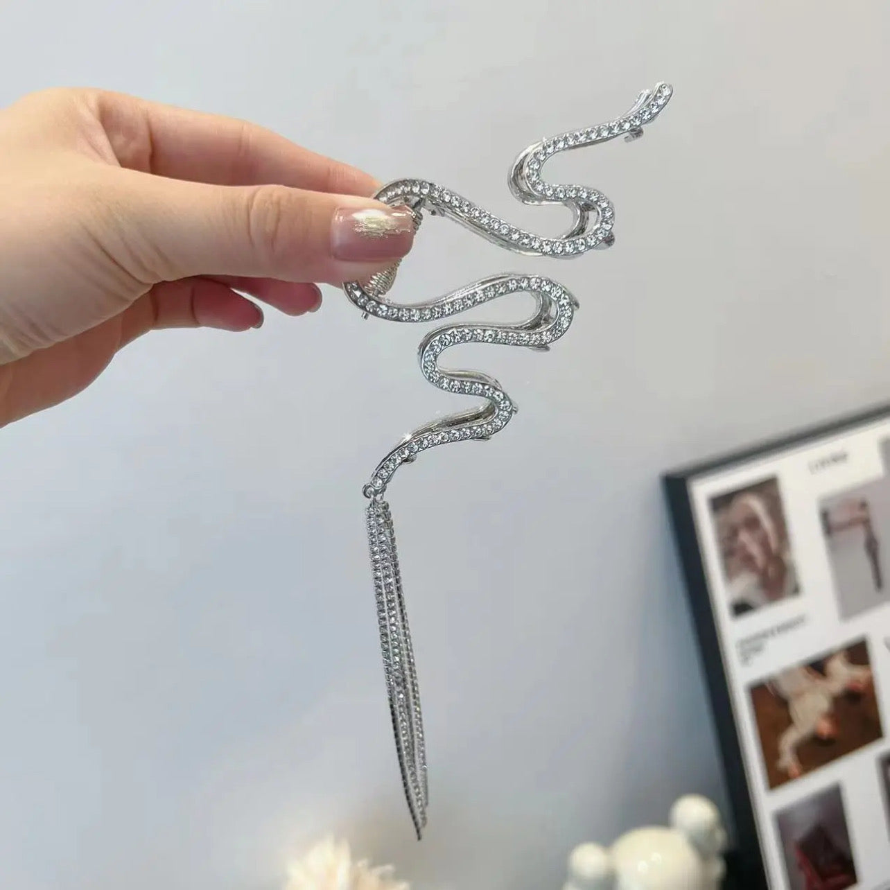 Cool feeling snake hair clip