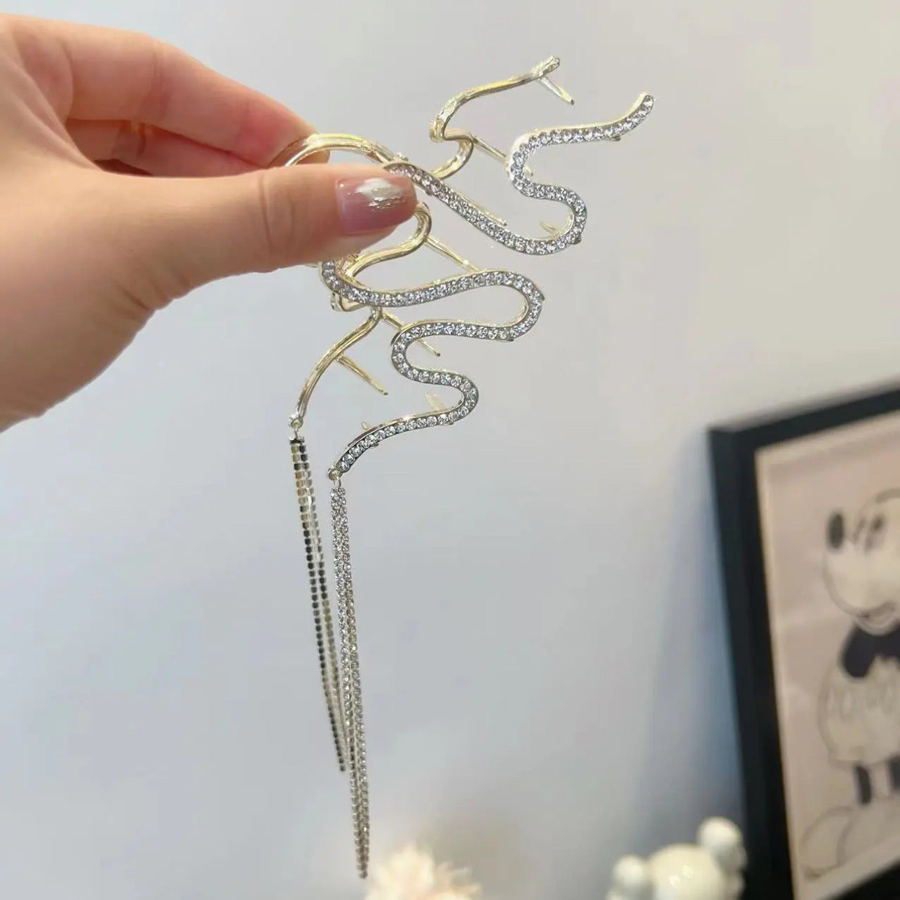 Cool feeling snake hair clip